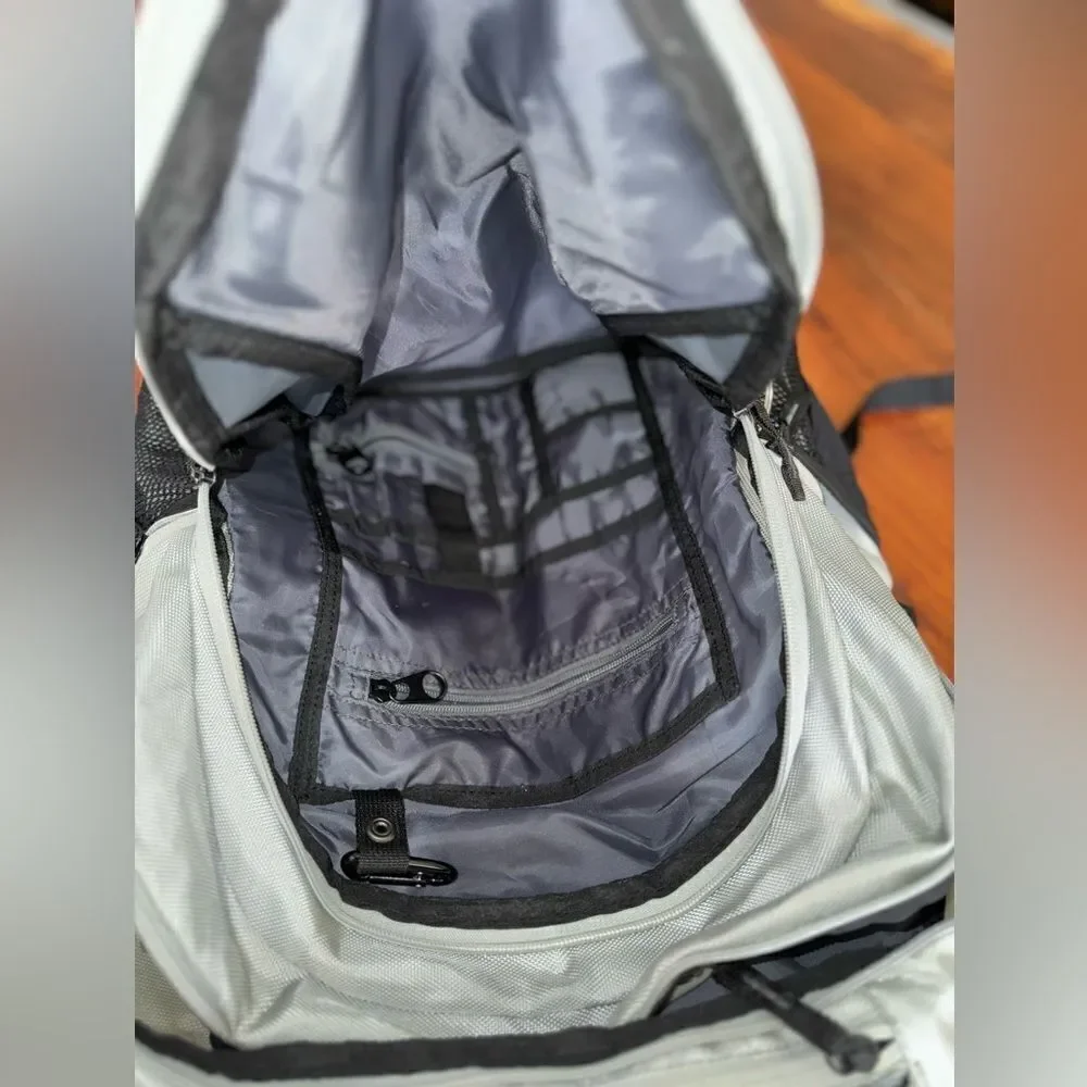 Nautica full size back pack. Lots of pockets/padded laptop compartment EUC